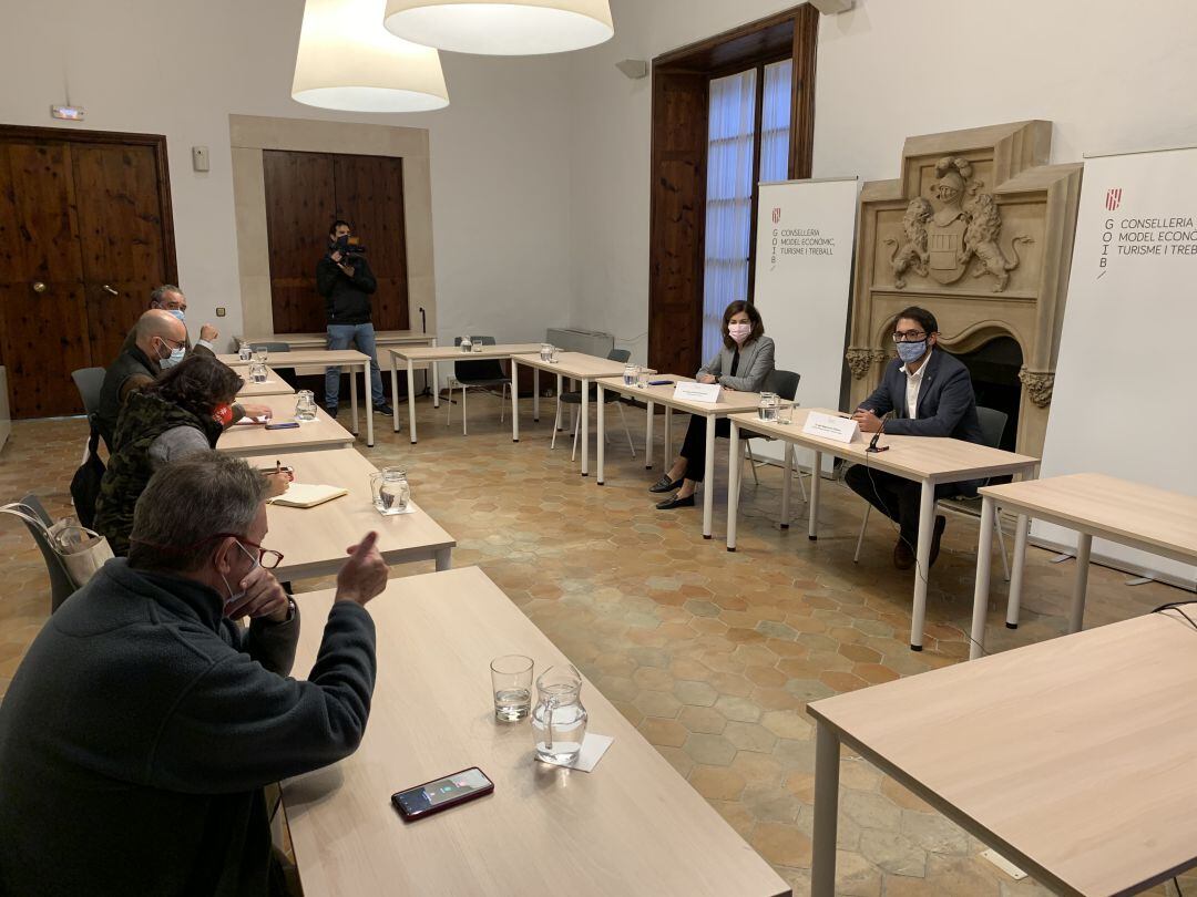 Un momento durante la reunión del Govern con los agentes sociales