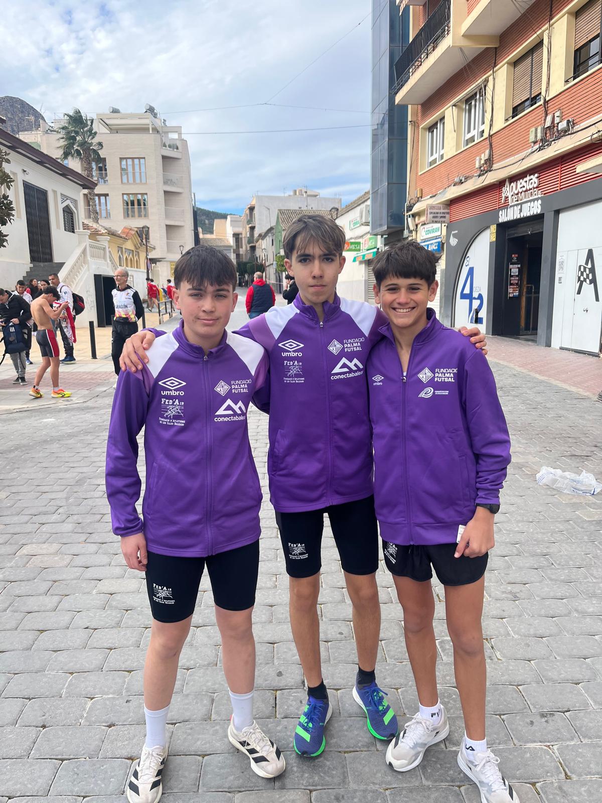 Toni Scanlon, Izan Sánchez i Nil Avellaneda a Cieza on van fer la competició de marxa sub18.