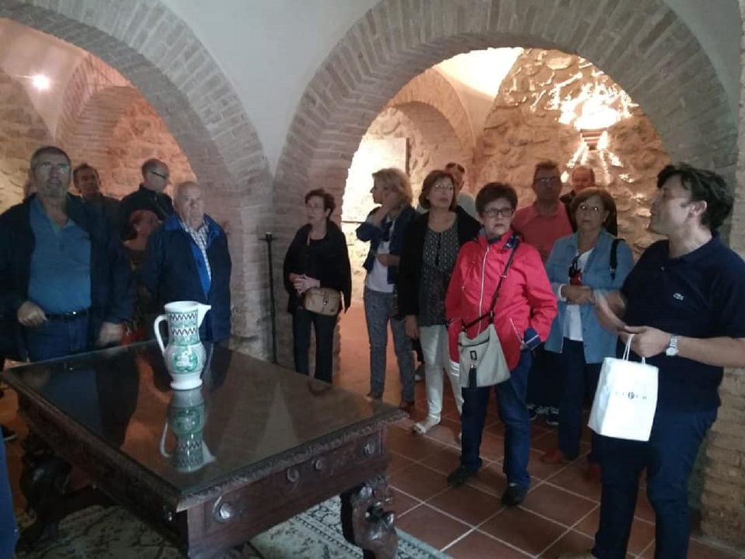 Momento de la visita a la Torre Norte del Castillo, los visitantes atienden a las explicaciones de Andrés López Bedmar