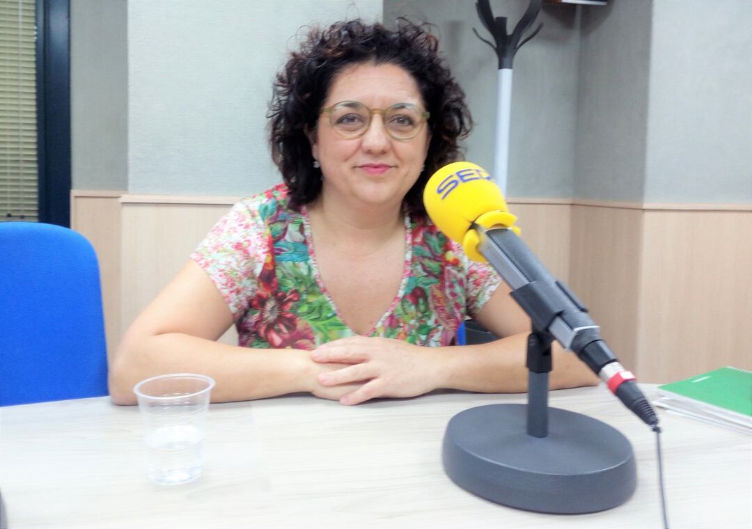La farmacéútica Virtudes Hernández en el estudio de Radio Elda SER