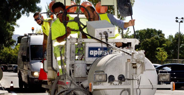 Obras para repintar las marcas viales en El Berrueco