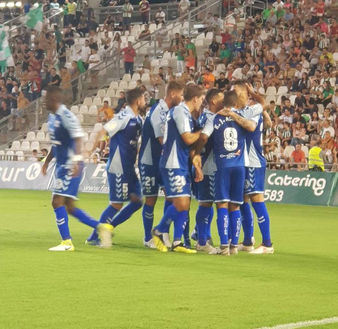 La plantilla blanquiazul celebra el gol del CD Tenerife contra el Córdoba CF