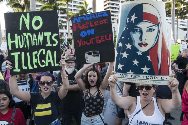 Manifestantes protestan contra el presidente de Estados Unidos, Donald Trump, en West Palm Beach (Fl, EE.UU.). 