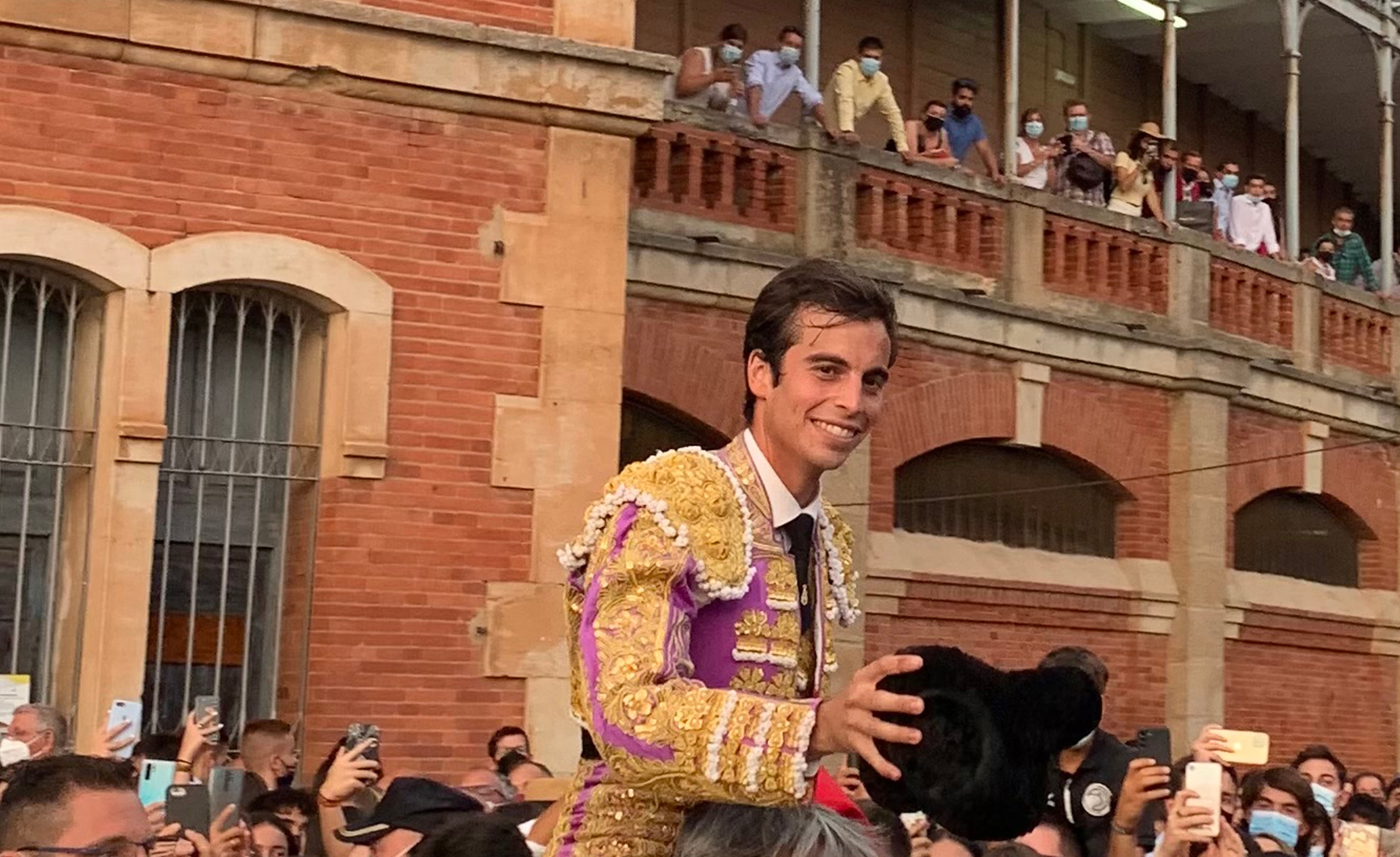 Imagen de archivo. Alejandro Marcos sale por la Puerta Grande de la Plaza de Toros de La Glorieta, en Salamanca, en septiembre de 2021 | Cadena SER