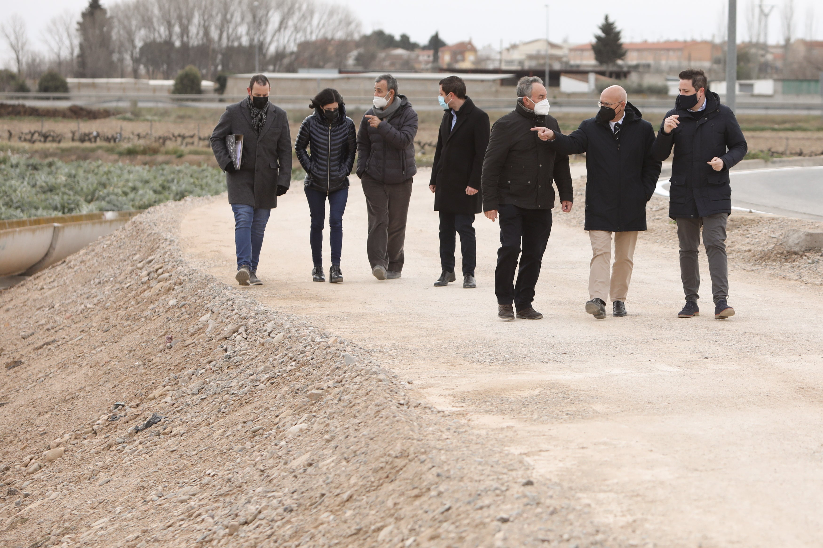 El alcalde de Fontellas, Andrés Agorreta, el consejero de Cohesión Territorial, Bernardo Ciriza, y el alcalde de Tudela, Alejandro Toquero, durante la visita al carril bici