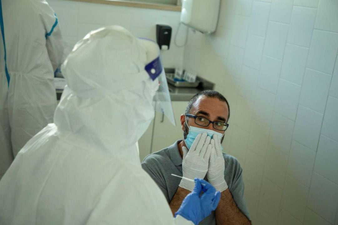 Profesionales sanitarios realizan una prueba PCR en un centro de atención primaria. 