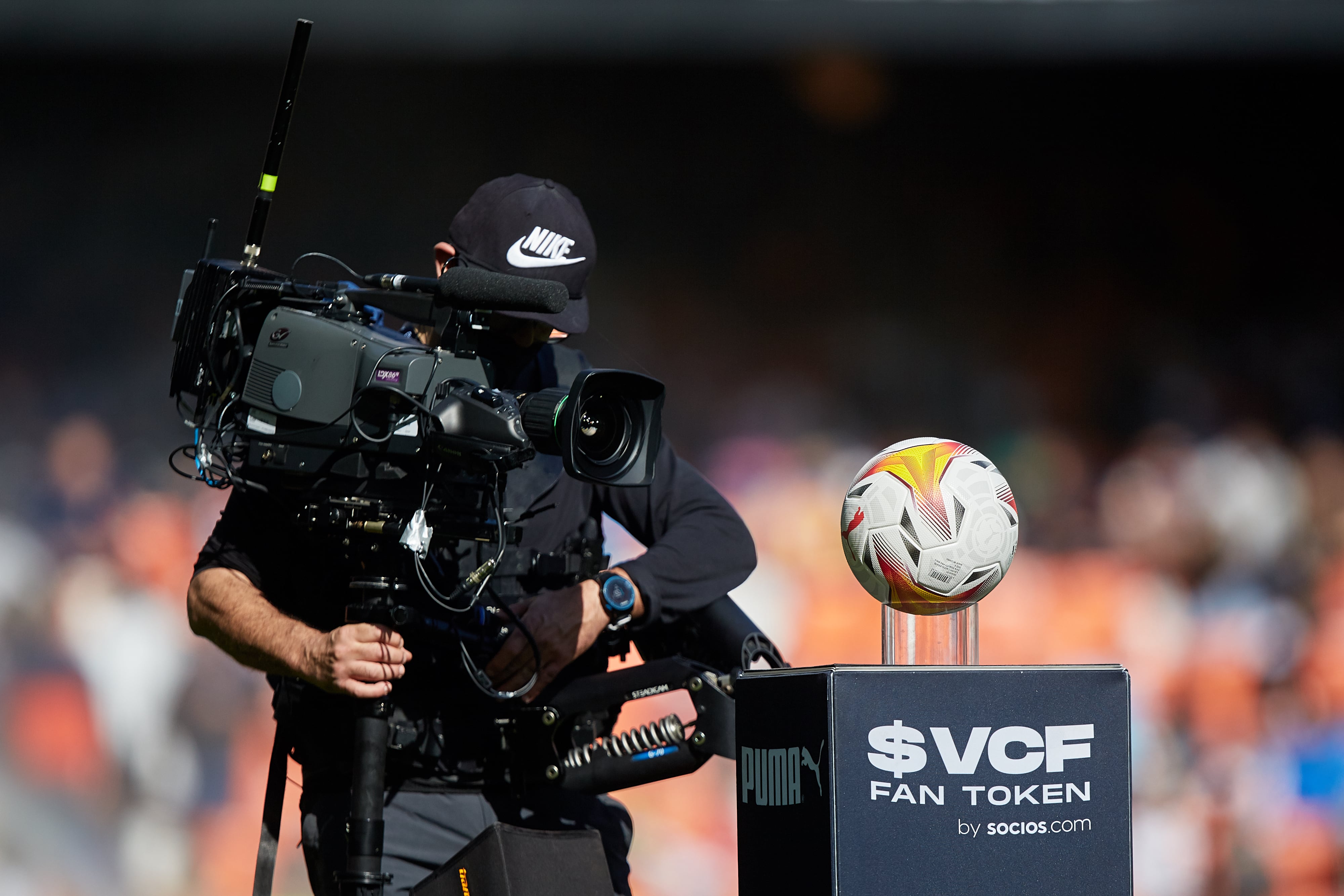 Operador de cámara enfocando un plano en un partido de LaLiga