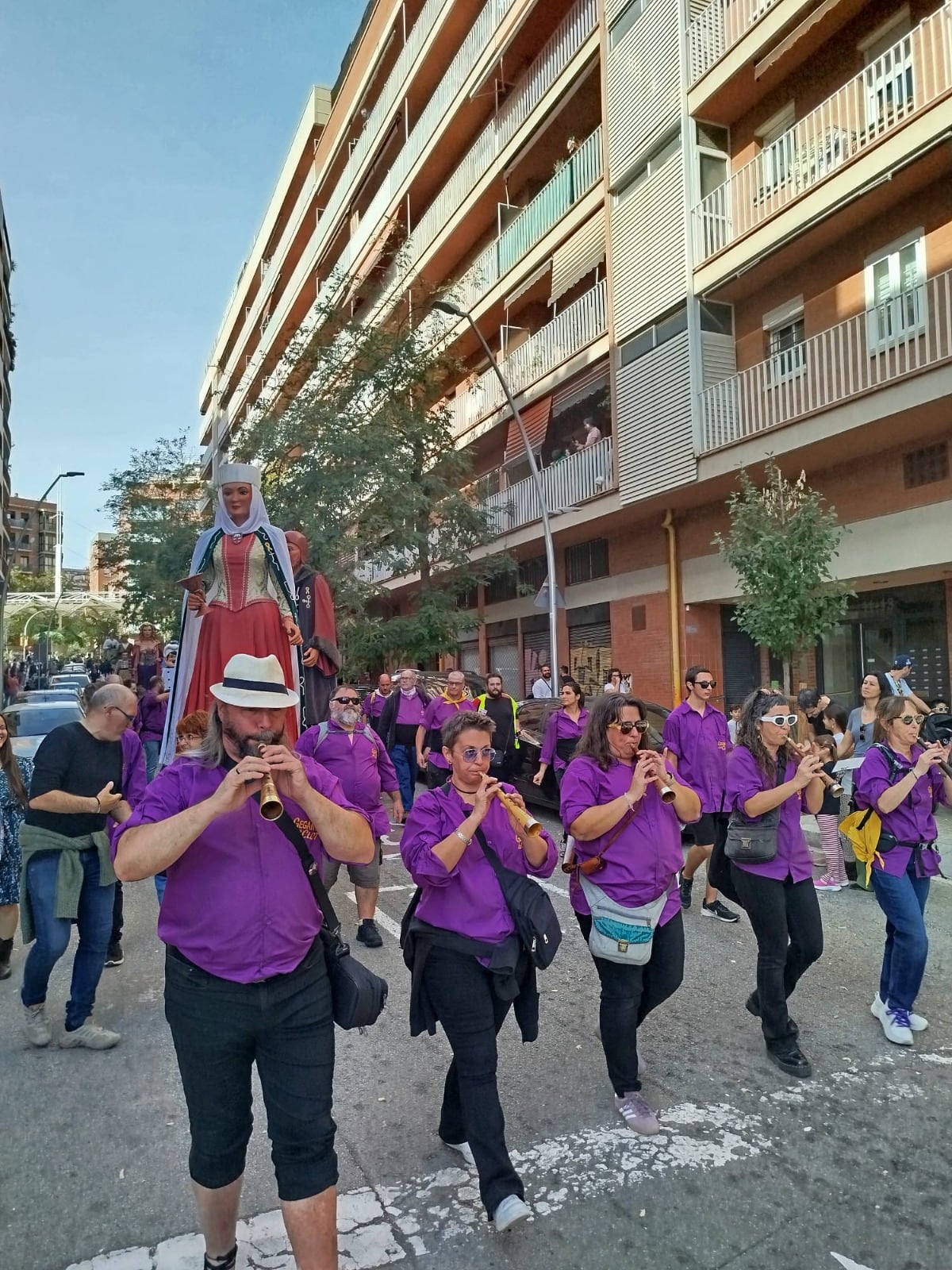 Bernat acompañando a gigantones