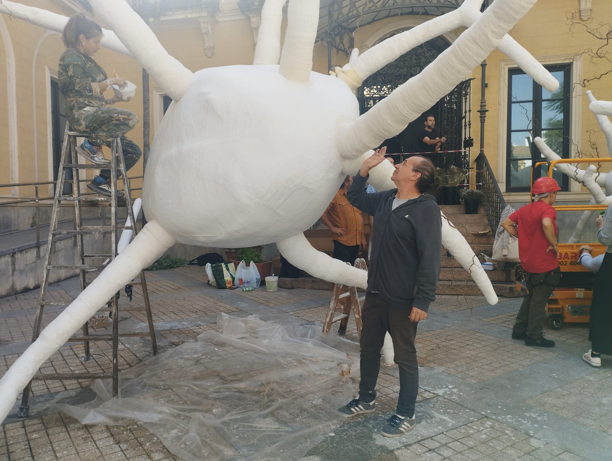 Eugenio Ampudia, durante el montaje de su creación en Flora en la Sala Vimcorsa.