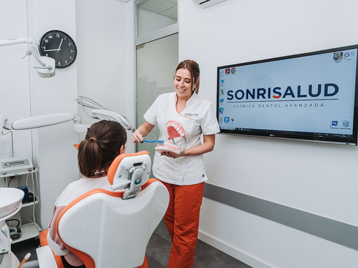 Implantes o prótesis y prevención bucodental con Sonrisalud