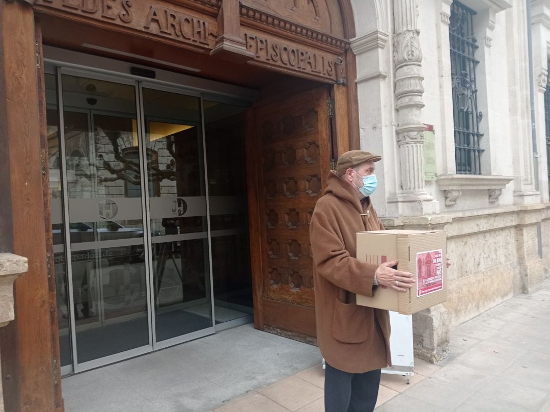 El pintor Juan Vallejo, en la puerta de la sede arzobispal de Burgos