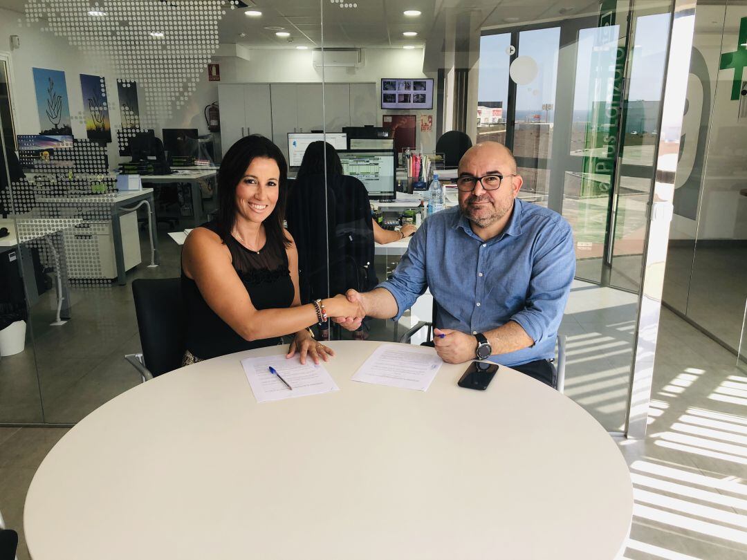 La gerente de Aloe Plus Lanzarote, Raquel Caraballo, firmando el convenio con el portavoz de Pequeño Valiente.