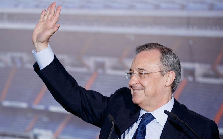 Florentino Pérez saluda a los socios