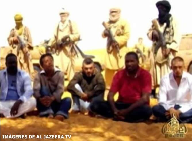 La cadena de televisión Al Jazeera ha difundido una imágenes en las que aparecen los cinco secuestrados franceses junto con otras dos personas sentados en el suelo y detrás varios hombres armados y vestidos con la tradicional vestimenta de los beduinos