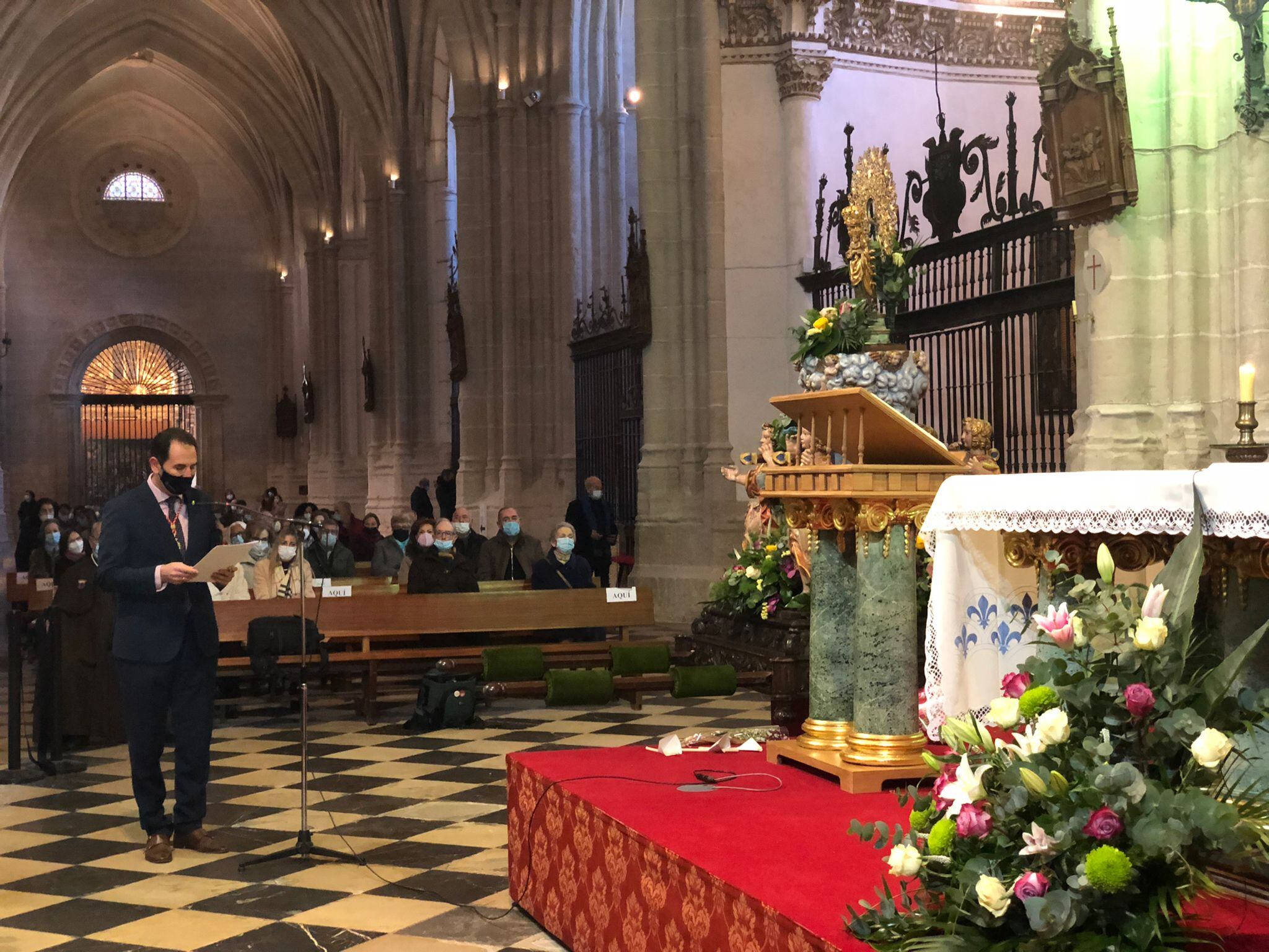 Mario Simón realiza su ofrenda a la Patrona de Palencia