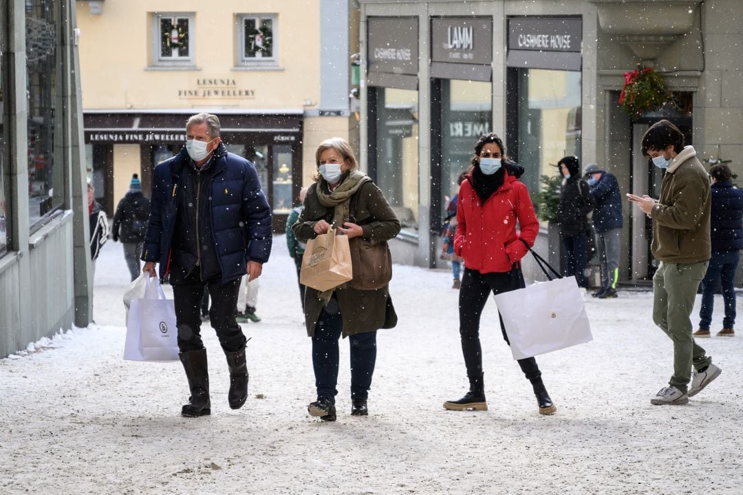 Suiza prohíbe a los no vacunados entrar en restaurantes y lugares de ocio.