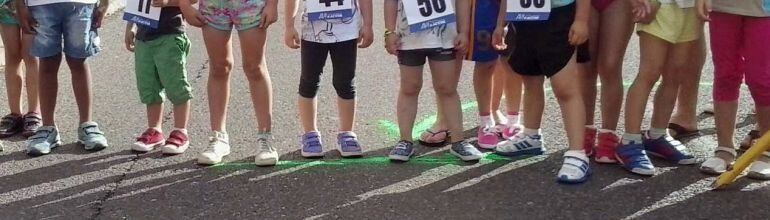 Niños preparados para una carrera.