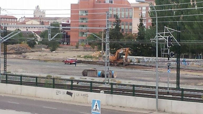 Imagen de las obras que se están acometiendo para la controvertida pasarela que salvará las vía en el paso a nivel de "Los Tres Pasos".