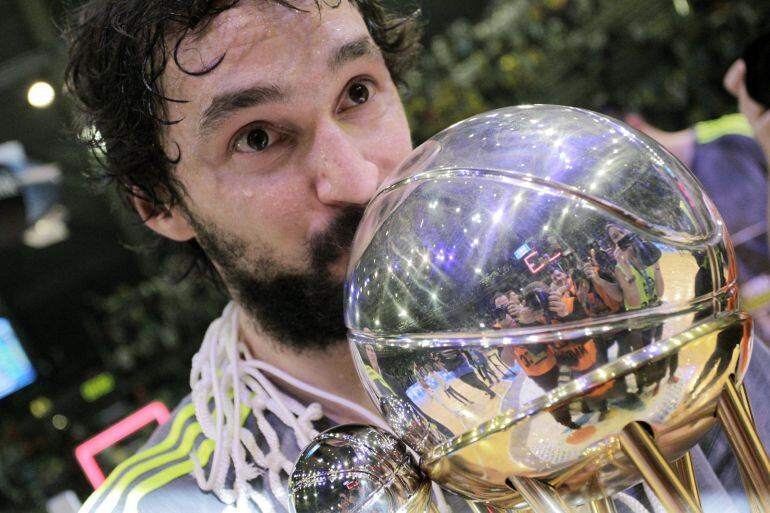 GRA547. A CORUÑA, 21/02/2015.- El base del Real Madrid Sergio Llull besa el trofeo al celebrar su victoria en la final de la Copa del Rey de baloncesto, tras derrotar al Herbalife Gran Canaria, por 85-81, en el encuentro que han disputado esta noche en el