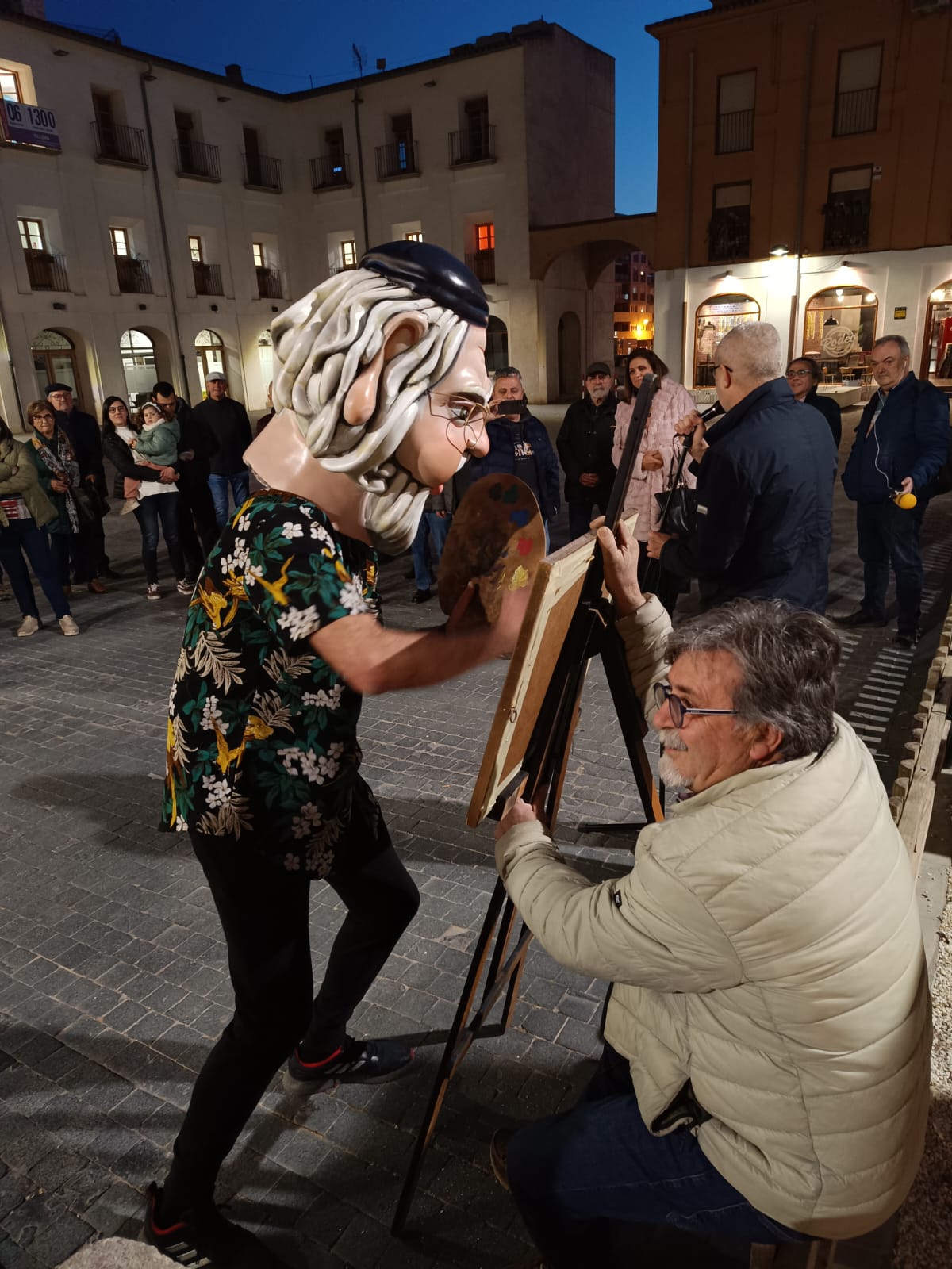 El cabezudo pinta el cuadro