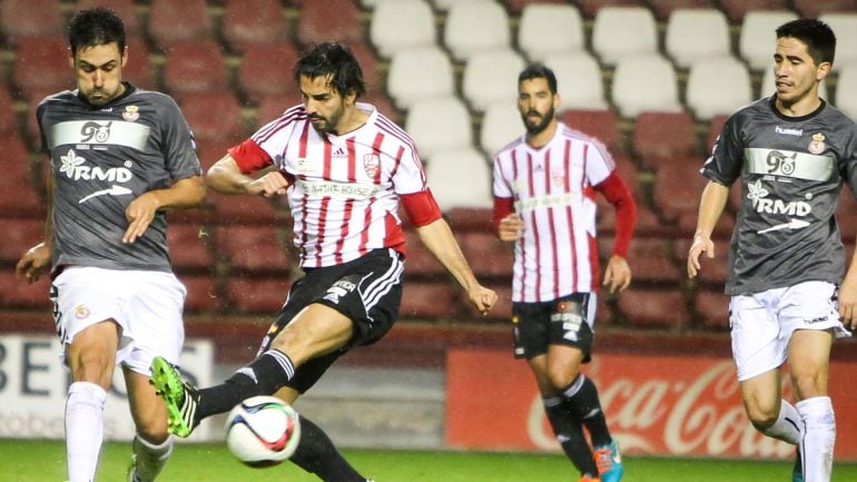 Chevi golpea el balón ante Villar y Cristóbal en un lance del partido de ida