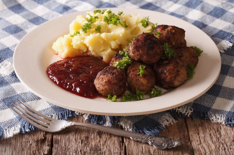 Albóndigas con salsa de arándanos y puré de patatas.