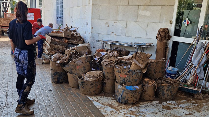 Varios jóvenes de la UCLM ayudan en la limpieza de los municipios de Valencia afectados por la DANA