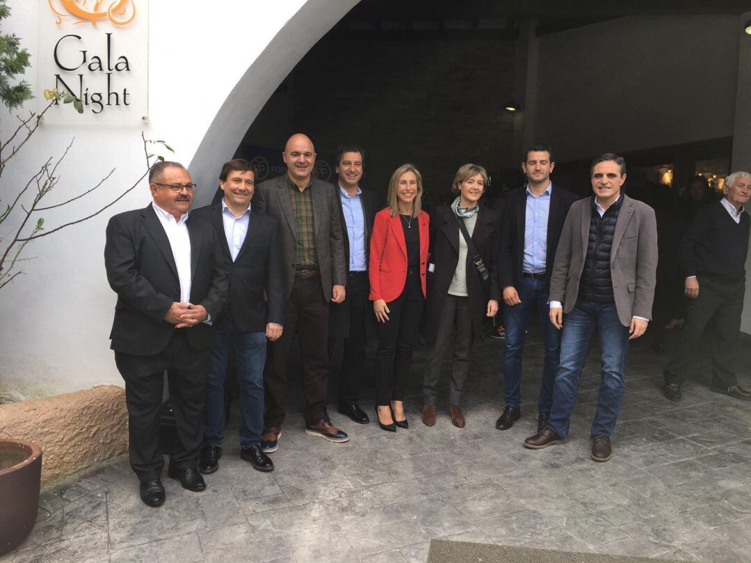 Antoni Marí, junto a otros candidatos del partido