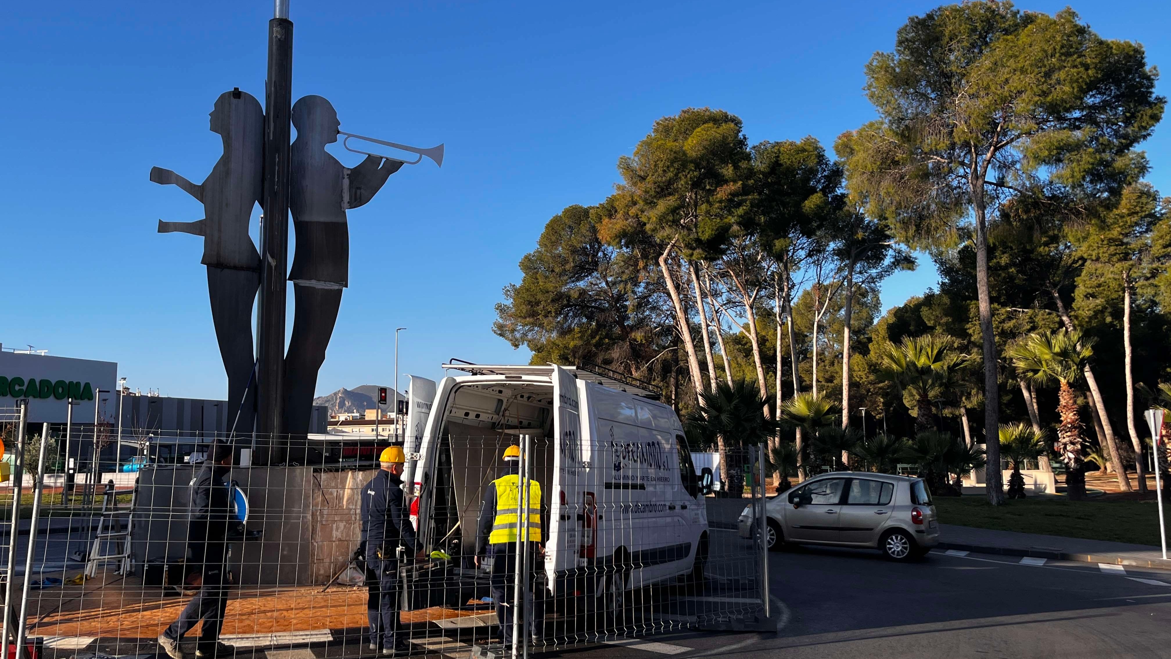 La escultura todavía se encuentra en proceso de finalización