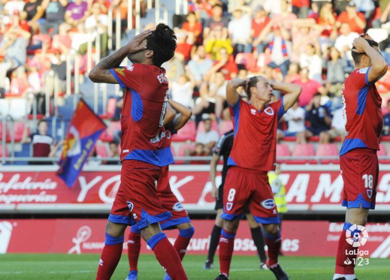 Los jugadores del Numancia se lamentan tras una ocasión fallada durante el partido ante el Cádiz.