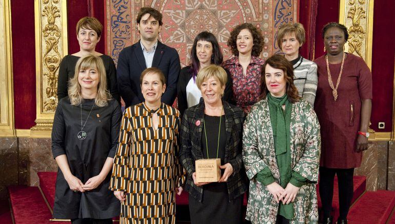 La Presidenta Barkos, la galardonada Blanca Fernández, la presidenta del Parlamento de Navarra, Ainhoa Aznarez, y el jurado que decidió el premio
