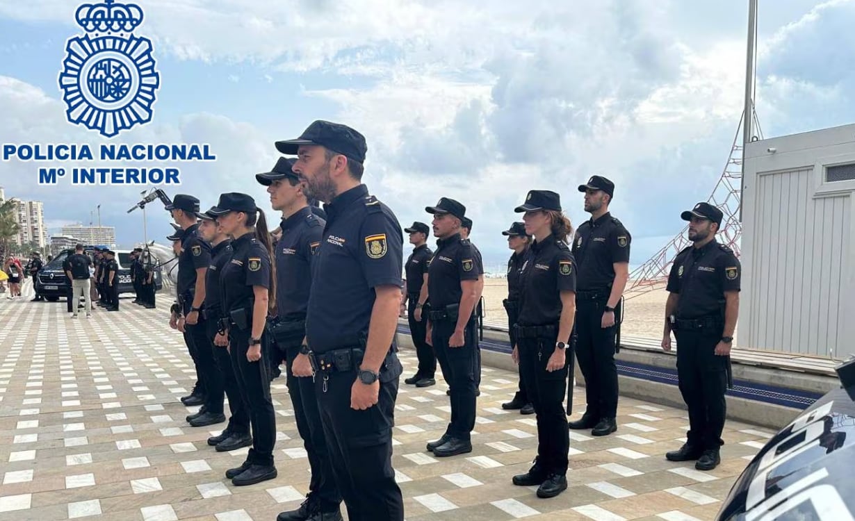 Efectivos de la Policía Nacional refuerzan la seguridad en las zonas turísticas en verano. imagen de archivo en la playa de San Juan de Alicante