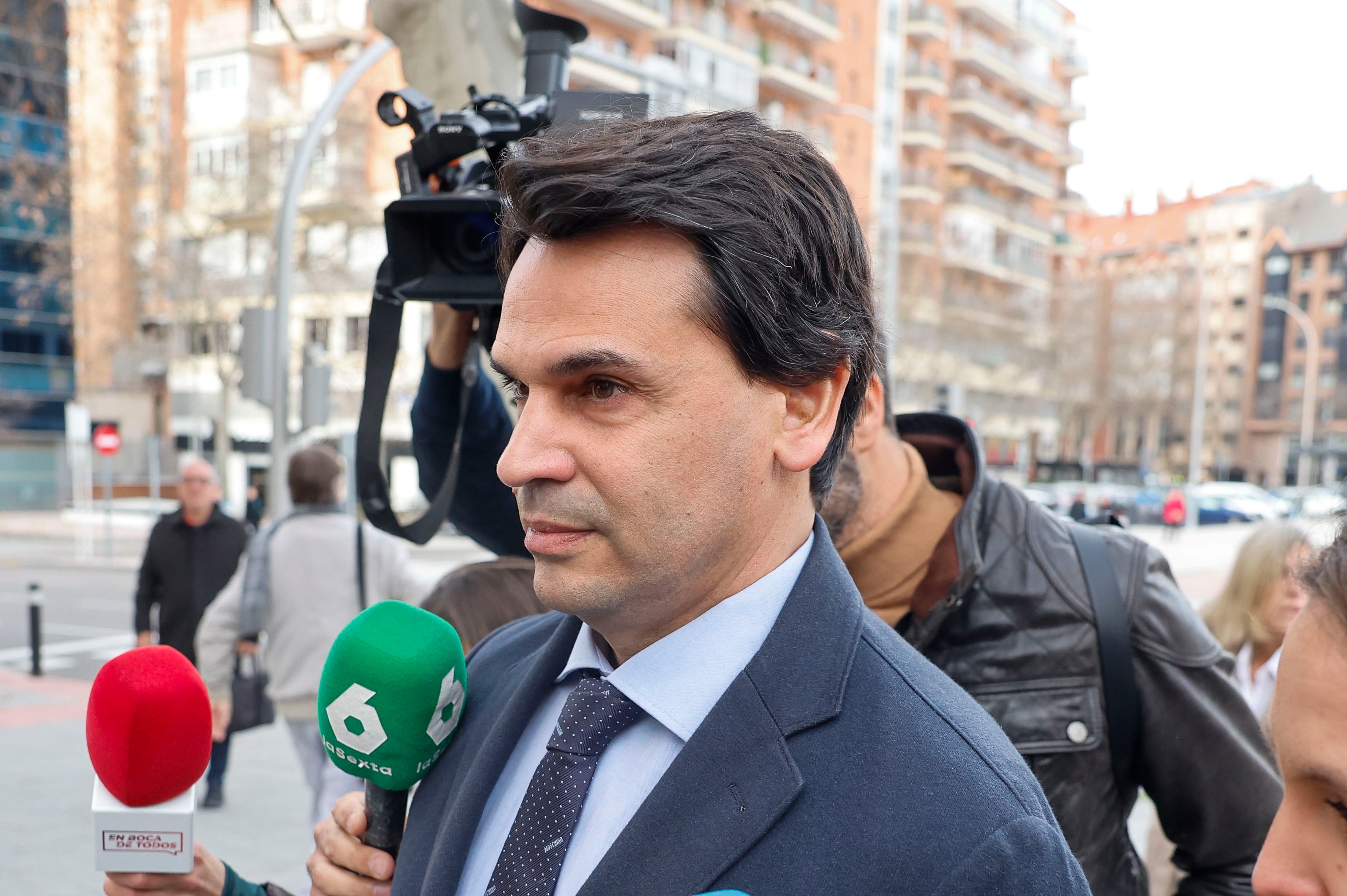 El novio de la presidenta madrileña Isabel Díaz Ayuso, Alberto González Amador, este lunes a la salida de los juzgados. EFE/ Sergio Perez