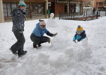 Una familia se divierte con la nieva