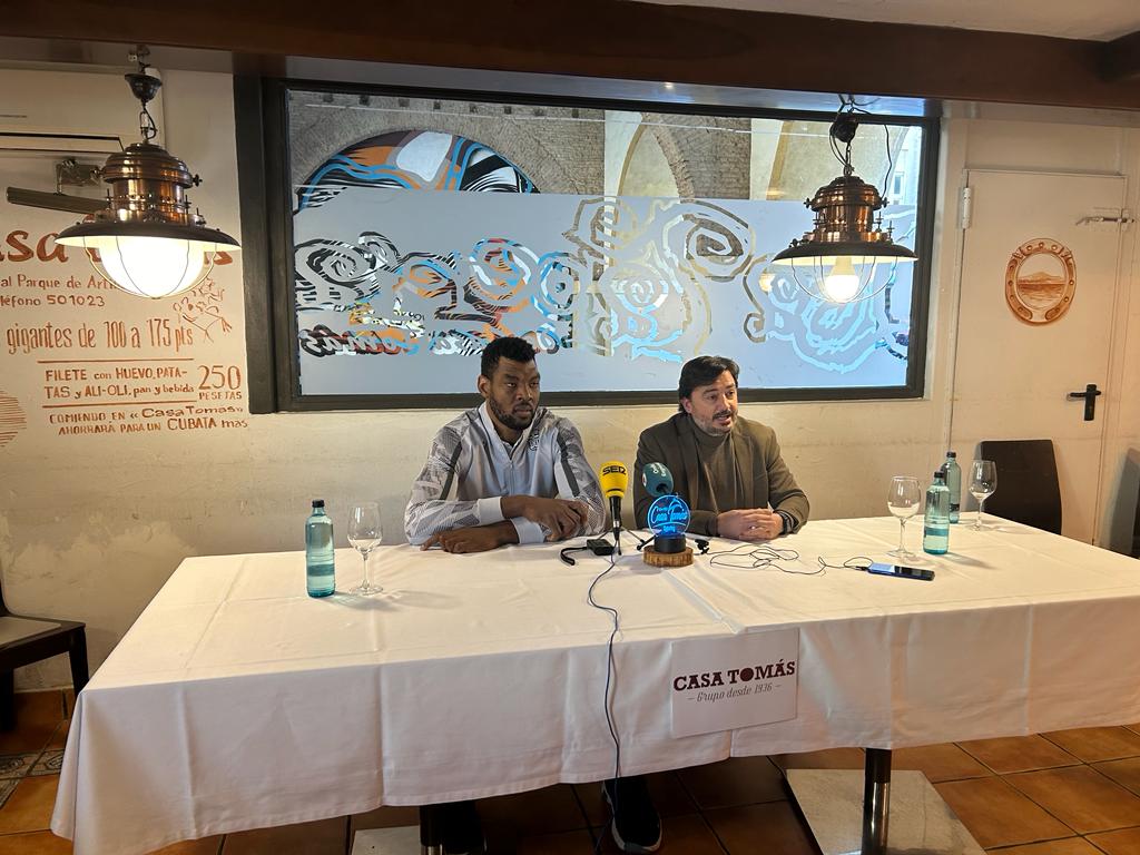 Seydou Aboubacar junto a David Ayala durante su presentación