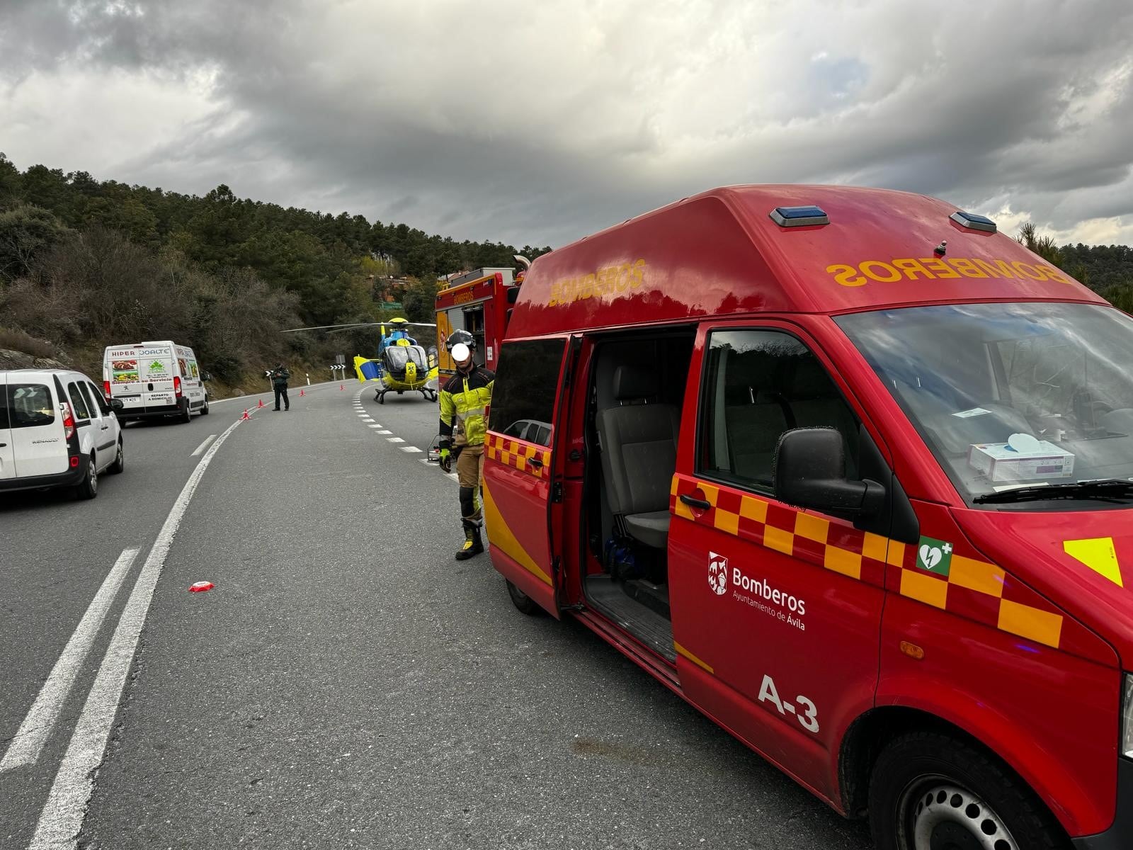 Intervención de los servicios de emergencia en el lugar del accidente