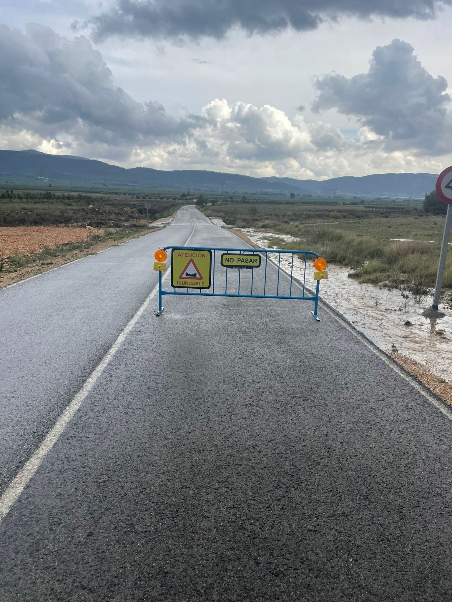 Imagen de la carretera cortada