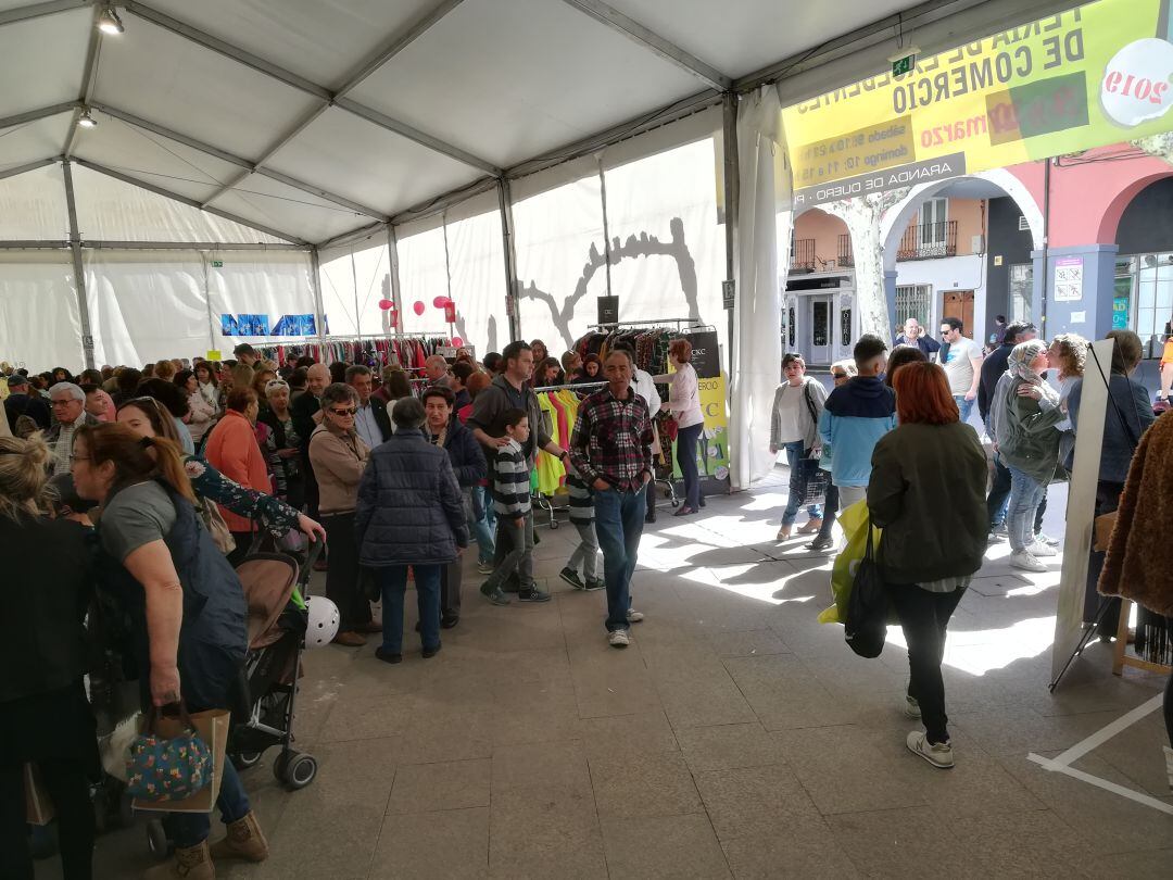 Una carpa en la Plaza Mayor acogió la última Feria de Excedentes