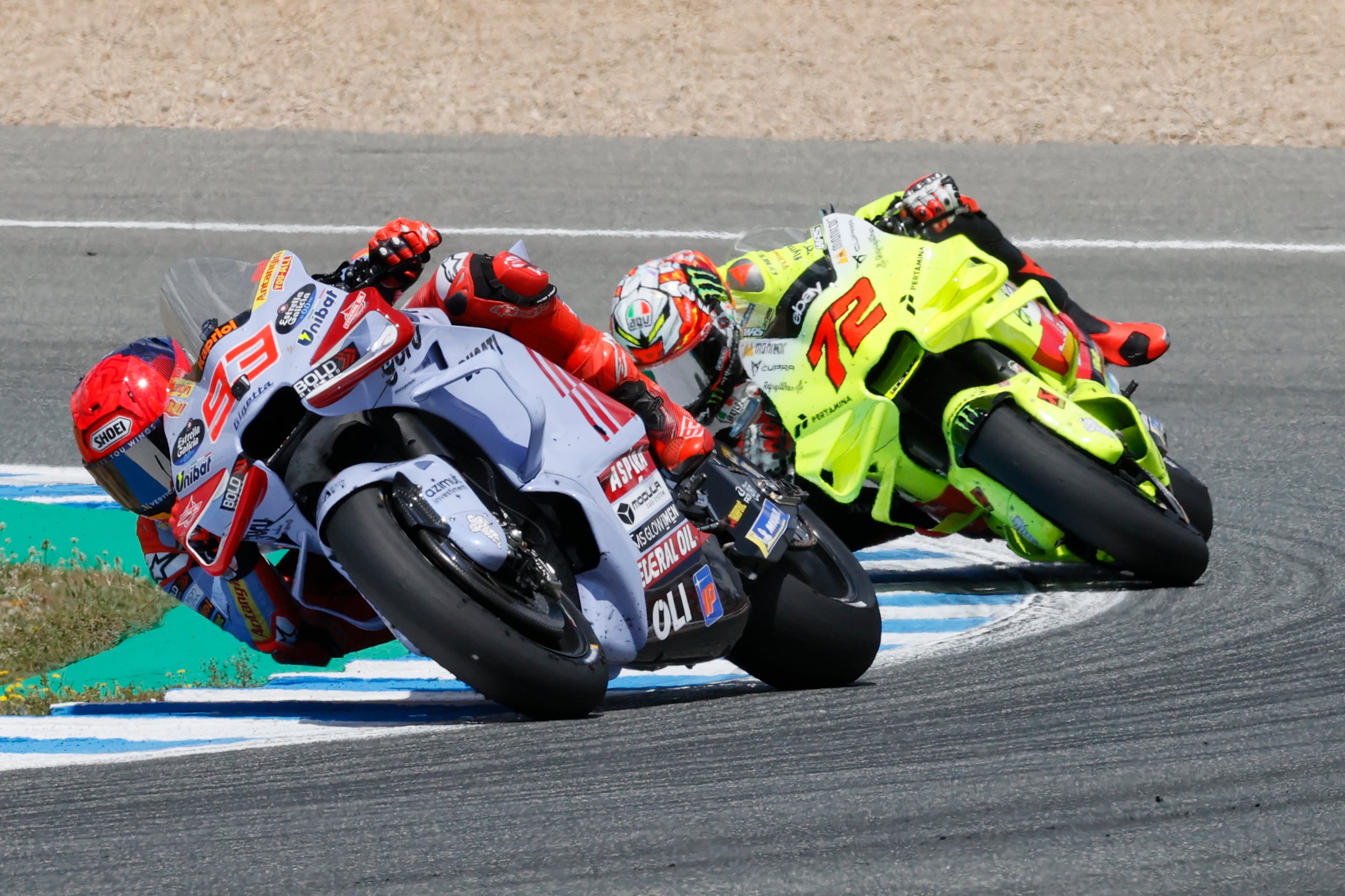 El piloto italiano de MotoGP Marco Bezzecchi (d) (Pertamina Enduro VR46 Racing Team) y el español Marc Márquez (i) (Gresini Racing MotoGP) durante la carrera del Gran Premio de España de Motociclismo de 2024 disputado este domingo en el Circuito de Jerez - Ángel Nieto  EFE/José Manuel Vidal