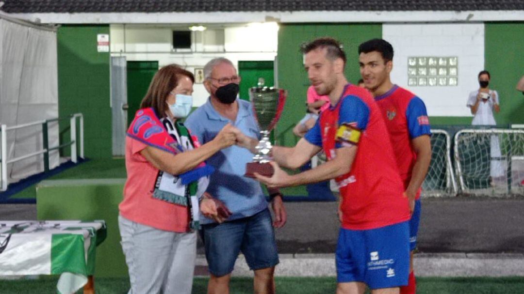 Entrega del Trofeo al capitán del CD Benavente