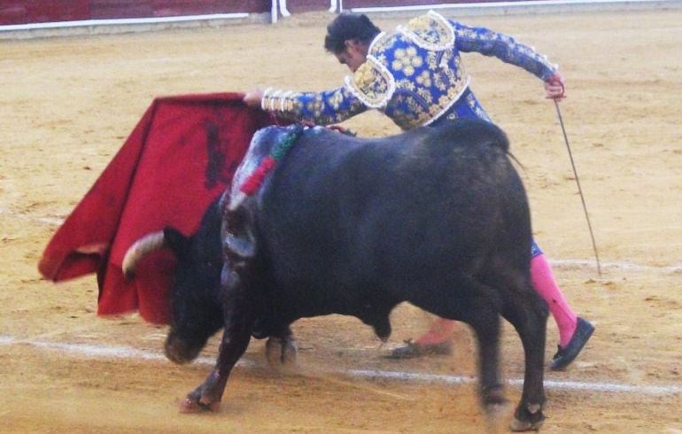 &#039;El Fandi&#039; lidiando a uno de sus toros en Hellín