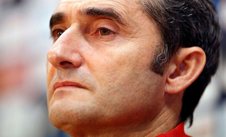 Ernesto Valverde, pensativo en una rueda de prensa