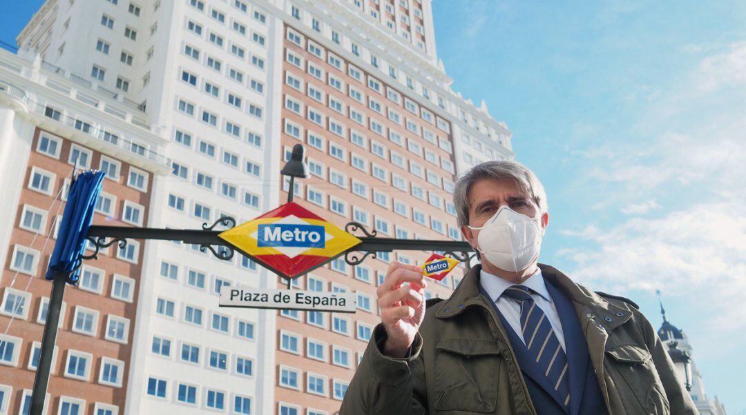 El consejero de Transportes, Movilidad e Infraestructuras, Ángel Garrido, durante la presentación de la nueva imagen del rombo del Metro de Plaza de España.