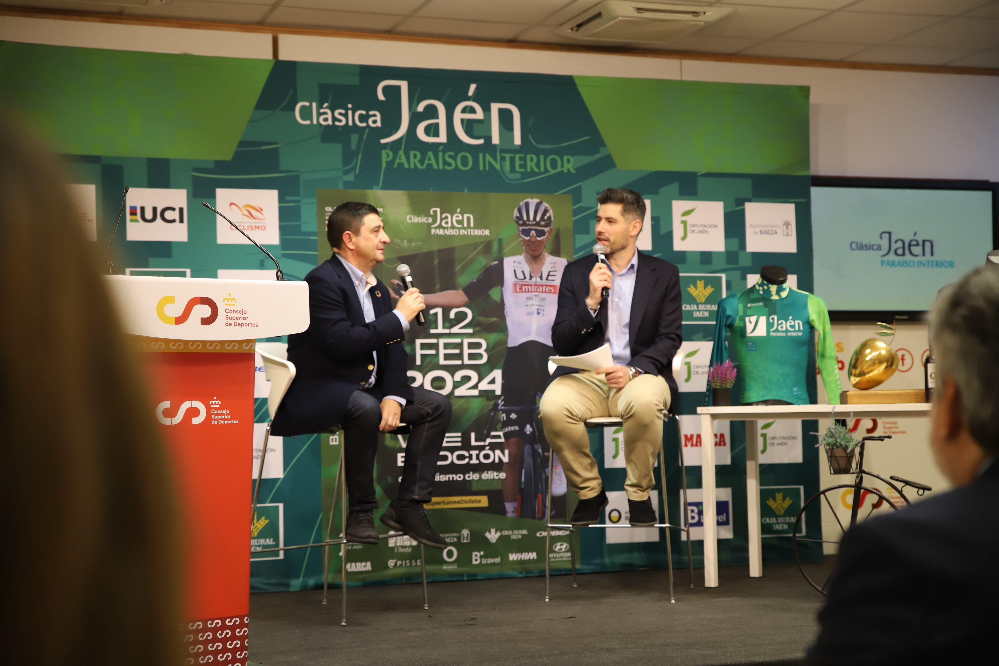 El presidente de la Diputación, Francisco Reyes, y el director de la Clásica Jaén Paraíso Interior, Pascual Momparler.