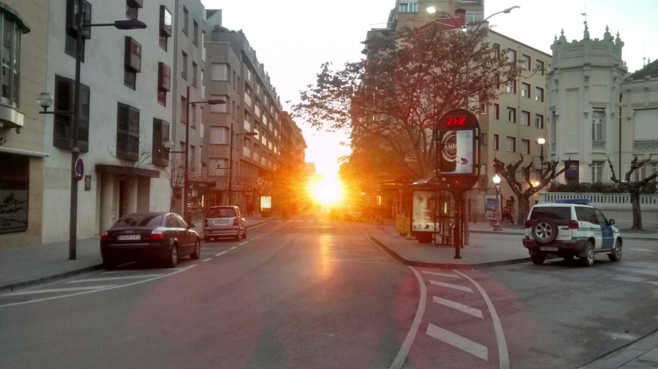 Imagen de archivo del solsticio de invierno visto desde la Plaza de Navarra de Huesca