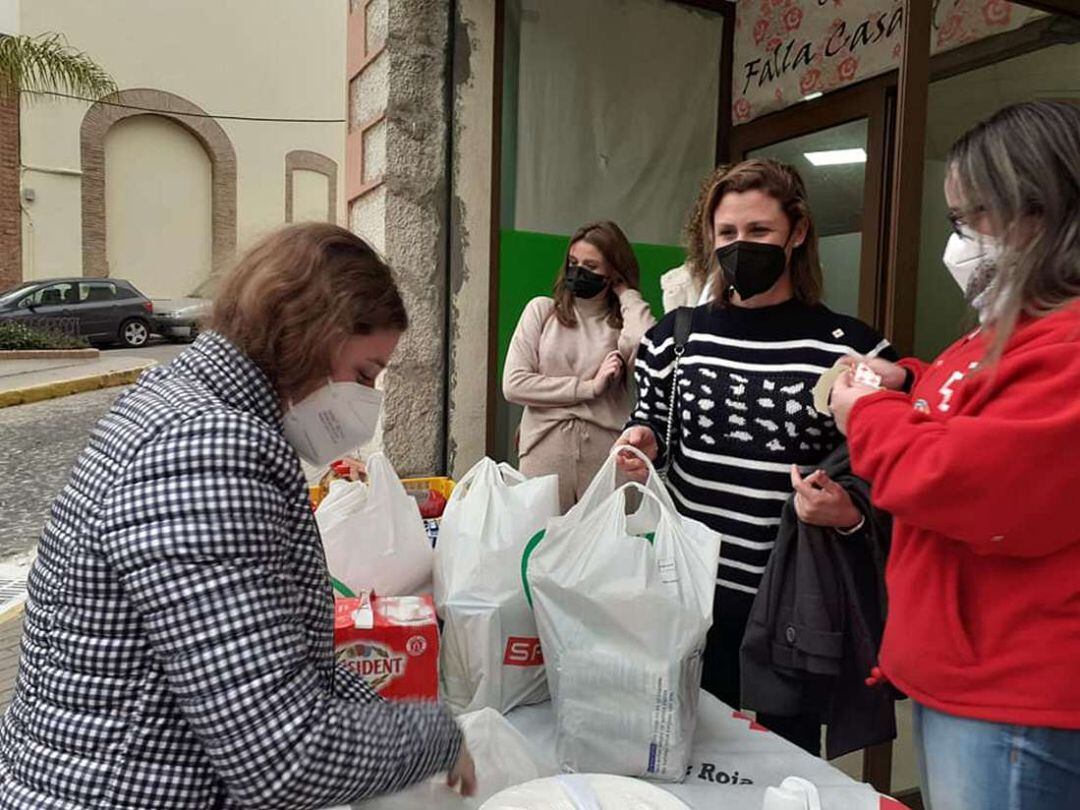 Recogida de alimentos en los casales falleros de Oliva  