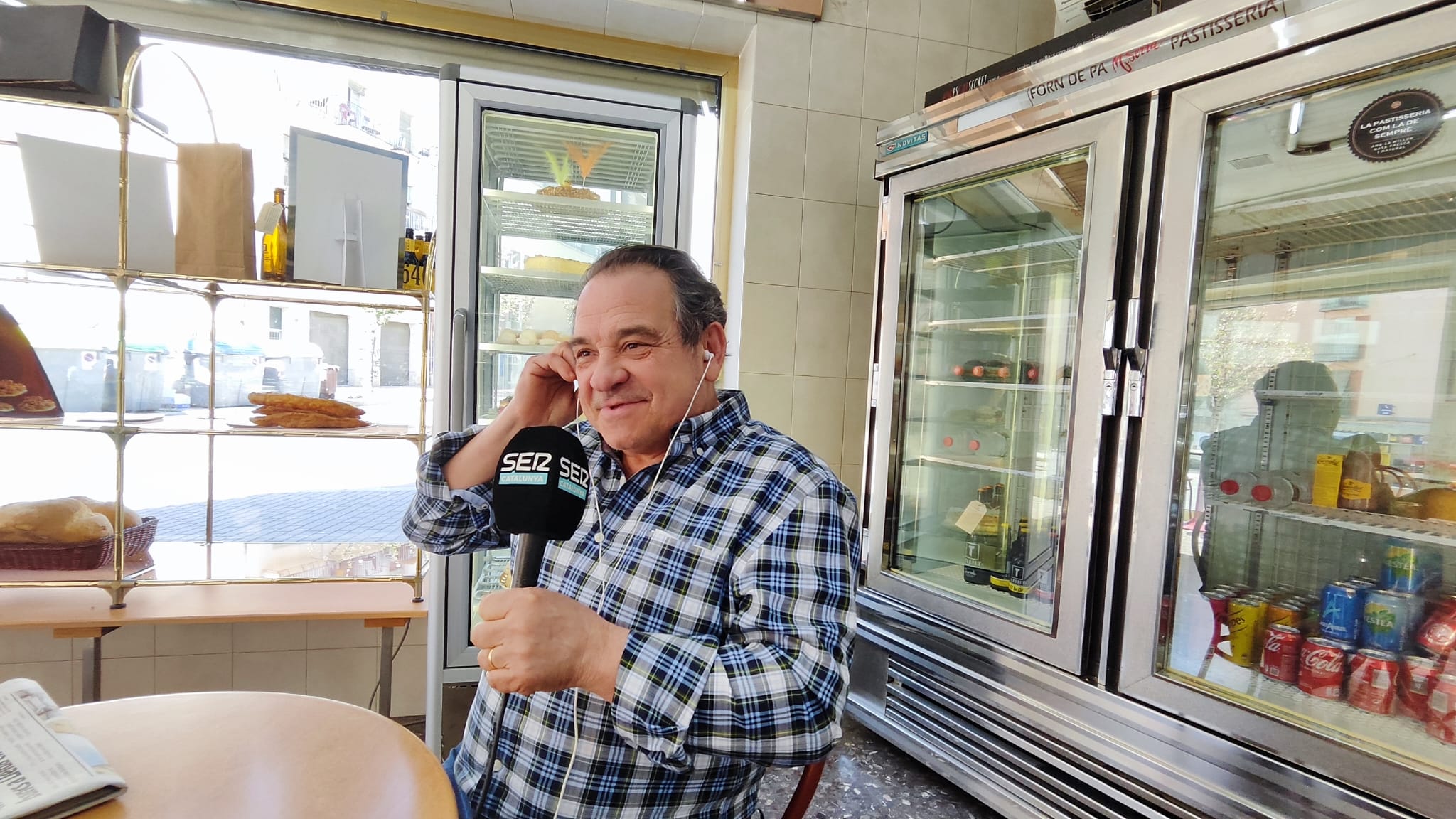 Un moment de l'entrevista que Mercè March ha fet a Manel Serra, del forn de pa M.Serra, de la seva família, el primer negoci de forn de Lleida que constitueix una comunitat energètica.