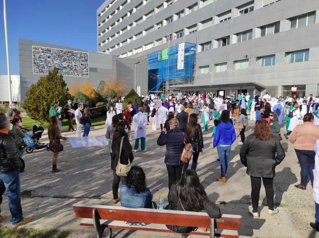 La concentración a las puertas del Hospital Nuestra Señora de Sonsoles ha sido la más numerosa de las celebradas en Ávila