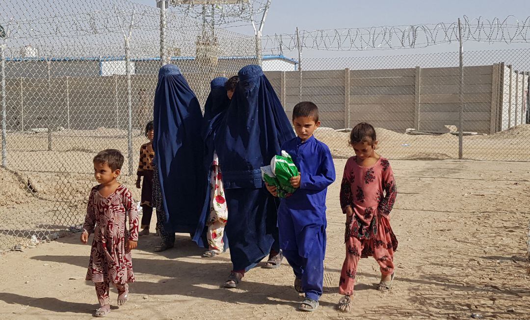 Mujeres y niños afganos.