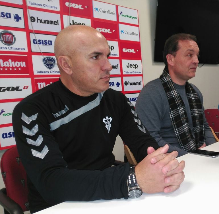 Luis César Sampedro y José Miguel Garrido, en sala de prensa